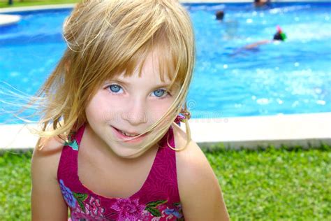 Muchacha En La Piscina Con Un Flotador Del Flamenco Foto De Archivo Imagen De Piscina Ocio