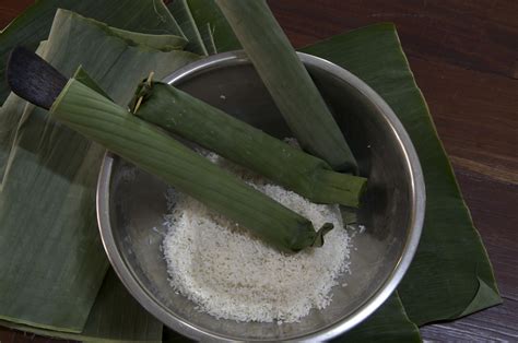 Udara melewati sisi dan menetes. Indonesian Medan Food: Membuat Lontong ( How to Make Rice ...