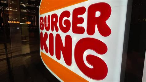 Obren un expedient a Burger King per obviar el català
