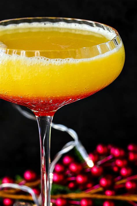 The perfect mix of bitter and sparkling. Christmas Champagne Drinks / Jingle Juice Holiday Punch ...
