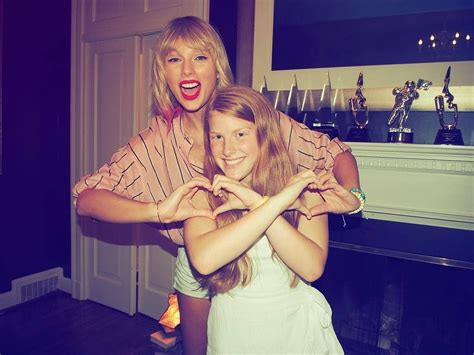 Pictures Of Fans With Taylor From Last Night Secret Session In