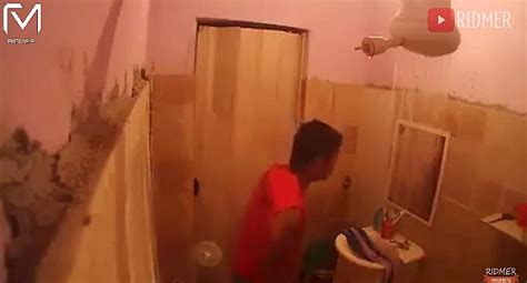 Mujer colocó cámara en el baño y se dio con tamaña sorpresa de su