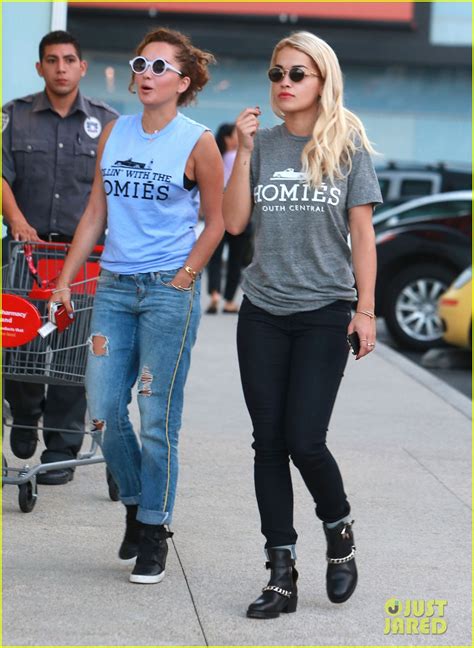 Photo Rita Ora Flaunts Abs Hangs With Older Sister Elena 23 Photo