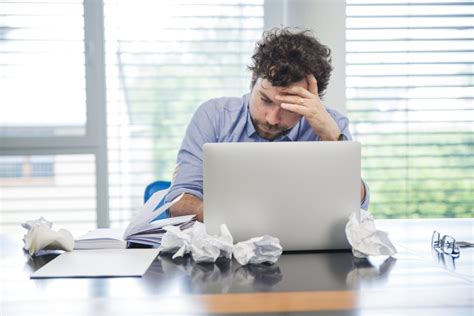 Sebagian para pengidap stres di tempat kerja akibat persaingan, sering melampiaskan dengan cara bekerja lebih keras yang berlebihan. Tips Mengatasi Stress di Tempat Kerja - Saku Basic