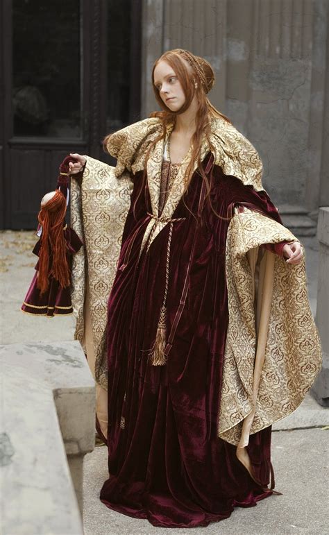 Renaissance Nobility Velvet Cloak Fashion Medieval Fashion