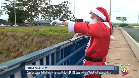 Casal De Idosos Fica Em Pontilh O Da Br Desejando Um Feliz Natal