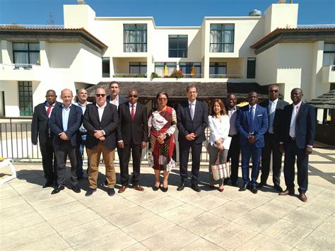 Em relaçaão às proporções dos elemento, em uma bandeira com 2 × 1,40 m, a borda tem 5 cm, os caracteres cplp têm 10 cm de altura e o. Reunião dos países da CPLP e zonas insulares, 05 à 08 de maio de 2019, Região de Madeira | ARN