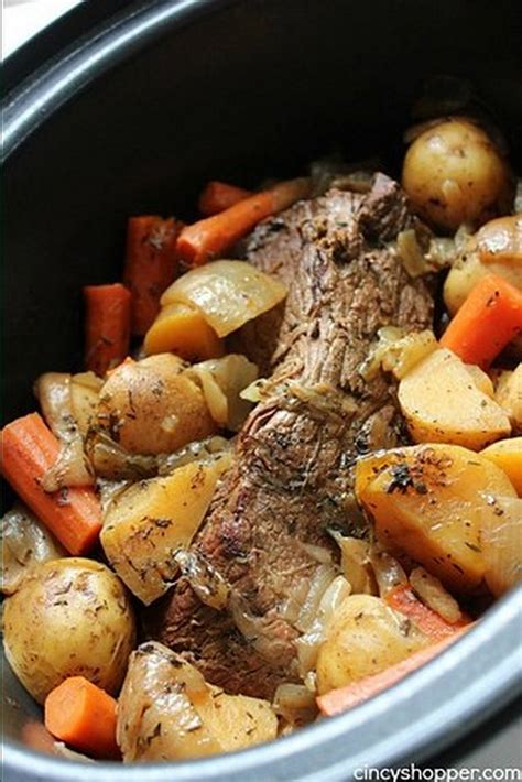 Thinly slice the remaining beef and serve with the mashed potatoes and herb salad. Roast Beef With Potatoes And Carrots / Slow Cooker Beef Stew Recipe with Butternut, Carrot and ...
