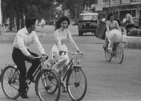 Fascinating Vintage Photographs Capture Vietnamese Women In Ao Dai On