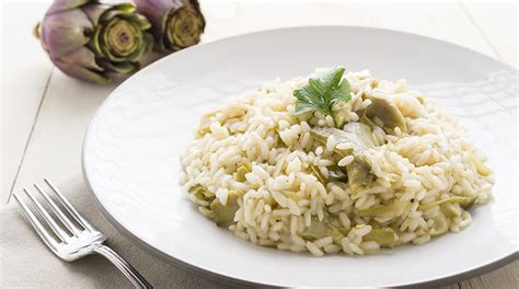 Ingredienti per 4 persone 320 g di riso (carnaroli io uso solo quello produzione delle risaie di iolanda di savoia (riso zangirolami) 8 carciofi (io generalmente uso 450 gr di carciofi surgelati), 1 spicchio d'aglio, olio evo, (30 grammi di burro per tostare il riso). Ricetta Risotto ai carciofi e con julienne di speck ...