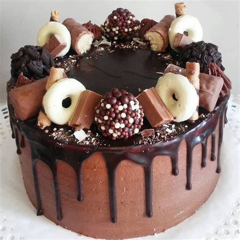 Drip Cake De Chocolate Decorada Con Trufas De Oreo Donuts Kitkat