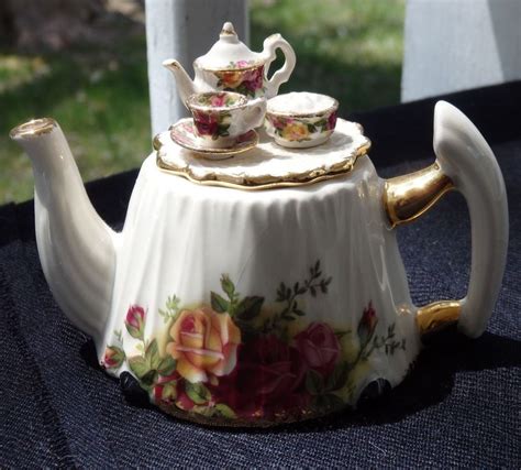 Old Country Roses Small Tea Table Teapot W Tea Service Lid Royal Albert