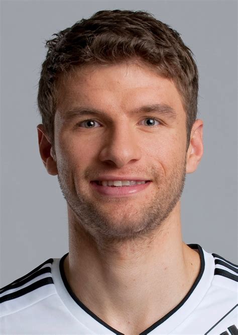 Career stats (appearances, goals, cards) and transfer history. Filmovízia: Thomas Müller
