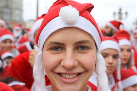 Los Preparativos De La Navidad En El Mundo En Imágenes Cuál Es La Verdadera Historia De Santa
