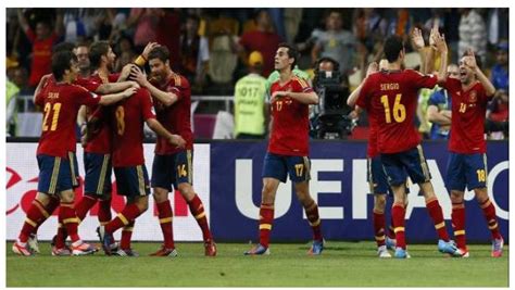 La victoire de l'équipe d'italie, plus expérimentée, est le pronostic favori des parieurs, l'espagne gagne. chronique foot : L'Espagne championne d'Europe 2012 ...