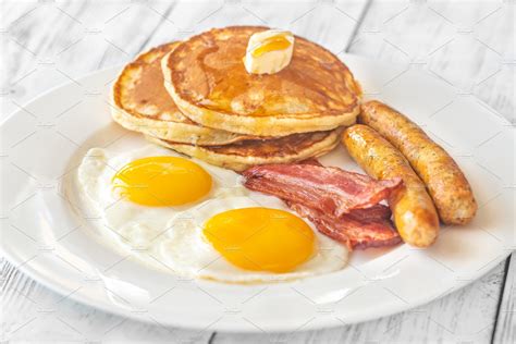 Traditional American Breakfast Featuring Bbq Cooked And Crust Food