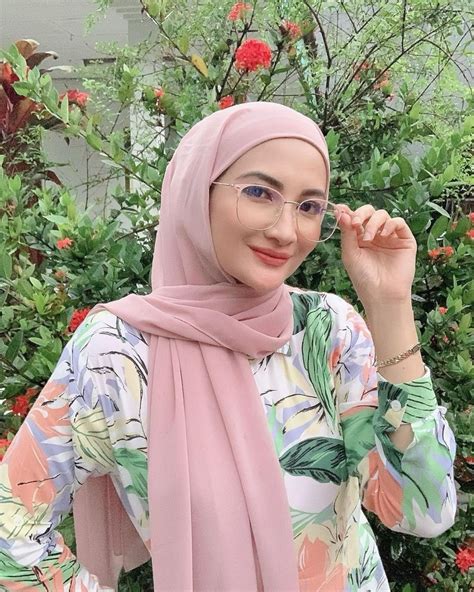 Bikin Hati Sejuk Tengok Penampilan Artis Mualaf Saat Pakai Hijab Foto 1