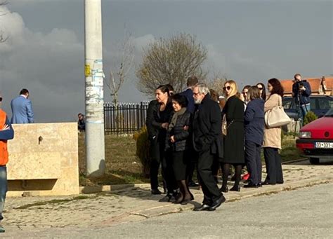Pamje nga ceremonia e varrimit të regjisores Arzana Kraja