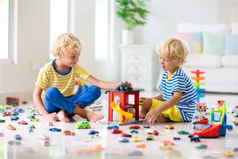 Los Niños Juegan Con Coches De Juguete Niños Jugando A Los Juguetes De