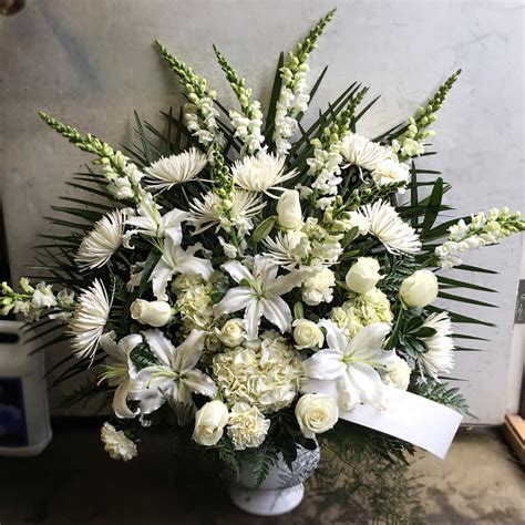 Evans All White Mixed Funeral Urn In Peabody Ma Evans Flowers
