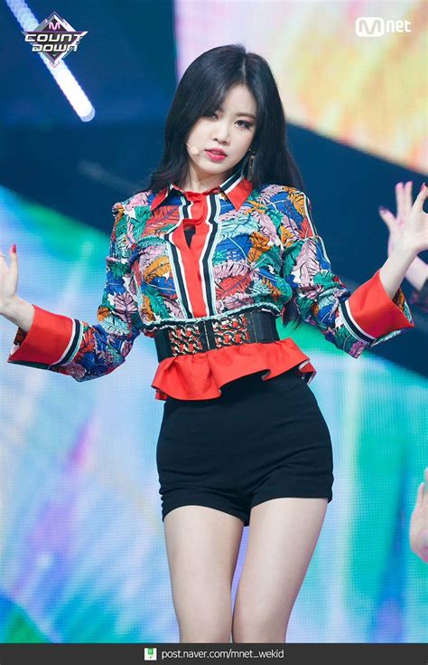 Soojin being jealous and cute with shuhua. Pin em (G)I-DLE