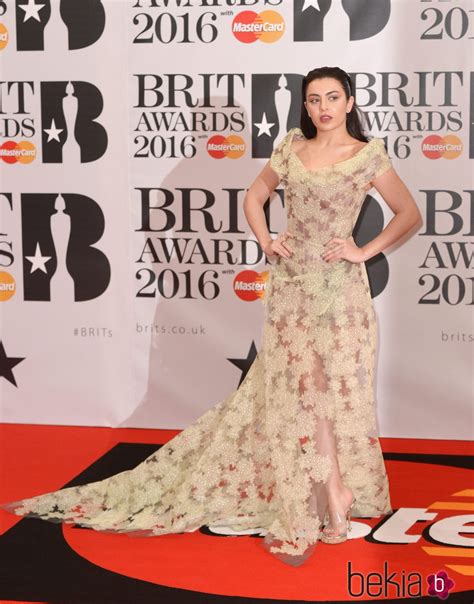 Looks Alfombra Roja De Los Premios Brit 2016 Galería En Bekia Moda