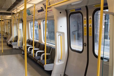 3840x2553 London Tube London Underground Train 4k Wallpaper
