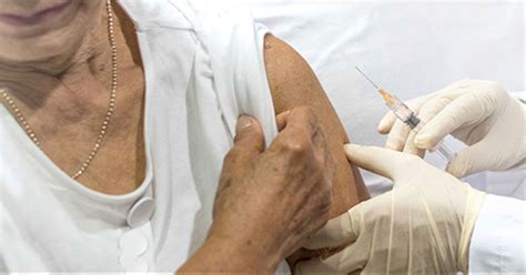 Los investigadores desarrollaron su vacuna a partir de distintos adenovirus, un tipo de virus aún no está claro cuánto tiempo podría durar la protección de la vacuna. Vacuna contra el neumococo, ¿brinda protección contra el ...