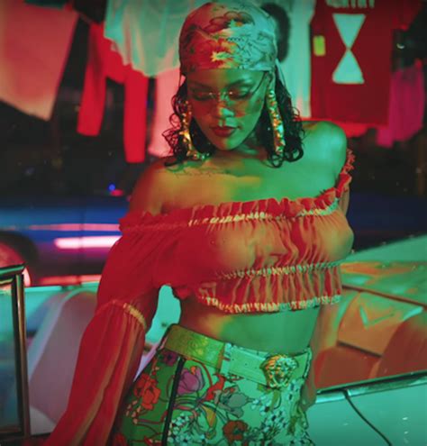 I Look Di Rihanna Nellultimo Video Wild Thoughts Vogueit