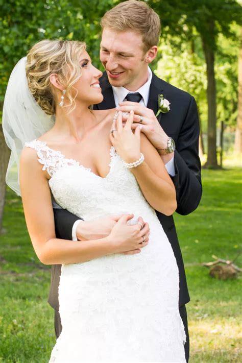 17 Beautiful Wedding Poses For The Bride And Groom Bride Poses
