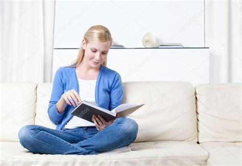 Девушка читает книгу на диване | Девушка читает книгу. Женщина читает ...