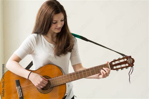 Mädchen spielt Gitarre Stock Foto Adobe Stock