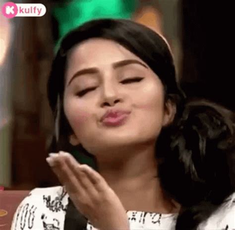 Flying Kiss Kiss Gif Flying Kiss Kiss Gifs Discover And Share Gifs