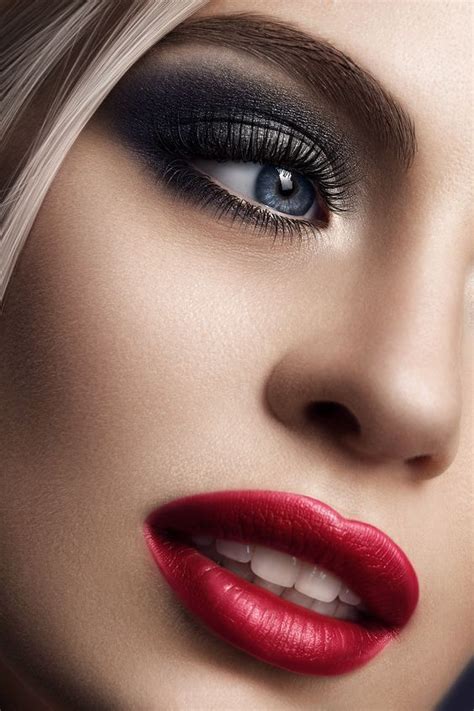 Black Smoky Eye And Red Lips Beautiful Lips Pretty Face Gorgeous Beautiful Women Smoky Eye Red