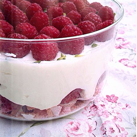 Mousse au chocolat blanc et framboises