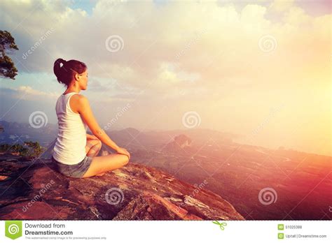Mujer Joven De La Yoga En La Salida Del Sol Foto De Archivo Imagen De