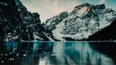 Download Wallpaper 1366x768 Winter Mountains Floating Ice Lake