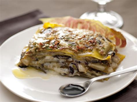 Dalla zucca alle melanzane, dai muffin più sfiziosi alla più tradizionale torta di mele. Ricetta Teglia di lasagne con radicchio al lardo ...