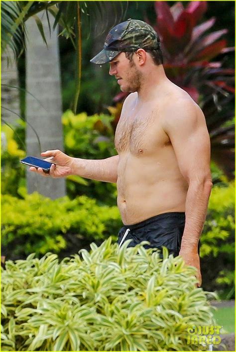 Chris Pratt Goes Shirtless Shows Off His Hot Body In Hawaii Photo Chris Pratt