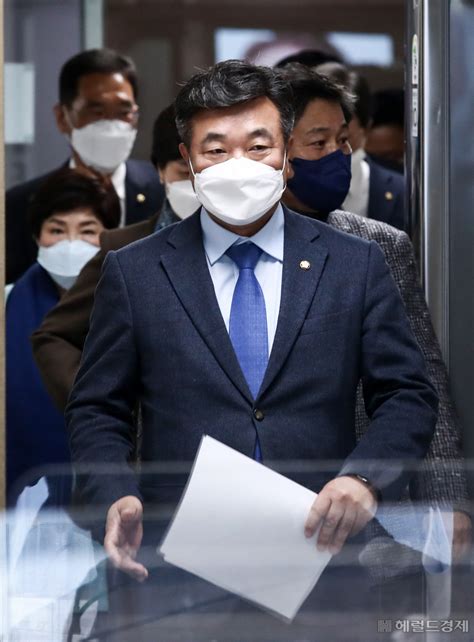 [헤럴드pic] 회의에 참석하는 더불어민주당 윤호중 공동선대위원장 헤럴드경제
