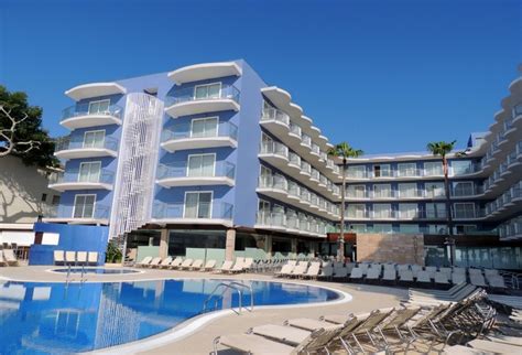 Augustus è un hotel moderno a 4 stelle situato a 9 km da grotta di san paterniano e a 1 km da chiesa di san pietro in valle. Hotel Augustus, Cambrils (Tarragona) - Atrapalo.com