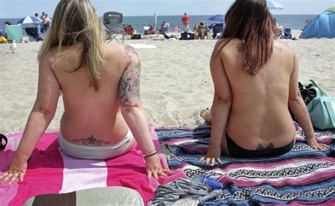 Las Detienen Por Andar En Topless En La Playa