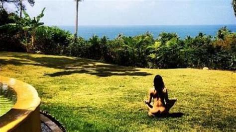 PHOTOS Michelle Rodriguez nue dans son jardin pour une séance de