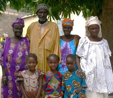 Une Famille Sénégalaise African Design Senegalese Clothing