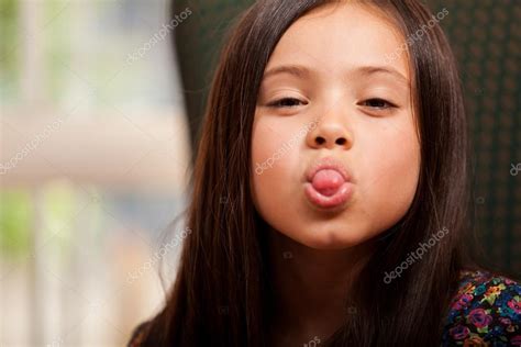 niña sobresaliendo de su lengua fotografía de stock © tonodiaz 32535285 depositphotos