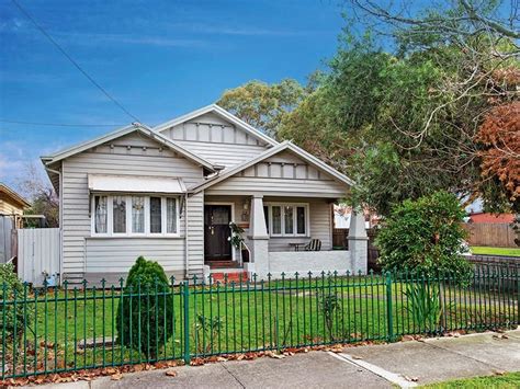 Bungalow company designer, allyn jeans, sat down with puji sherer and lynn morgan of colorhouse paint to choose a selection of interior colors for three distinct bungalow interiors: Pin by Eva Moss on Font Porch Ideas | Bungalow exterior ...