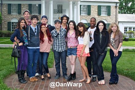 The Cast Of Victorious And Icarly Infront Of Elviss House Victorious