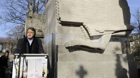 Restored Tomb Of Oscar Wilde Unveiled In Paris