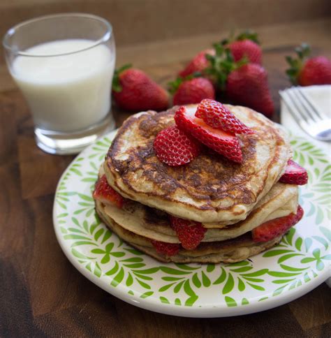 These greek yogurt pancakes are thick, delicious, and have only four (!!) ingredients.recipe. Building Healthy Lunches with Glad | Greek yogurt pancakes ...