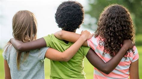 Cómo enseñar a los niños el valor de la amistad en la escuela y en casa